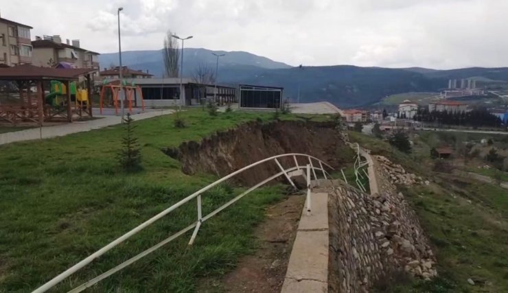 Çocuk parkında heyelan tehlikeye davetiye çıkardı!