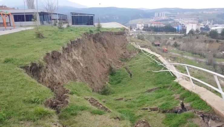 Çocuk parkında heyelan tehlikeye davetiye çıkardı!