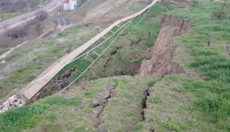 Çocuk parkında heyelan tehlikeye davetiye çıkardı!