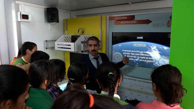 ‘Bilim Tırı’ ile imkanlar kırsal mahallelerdeki okullara taşınıyor