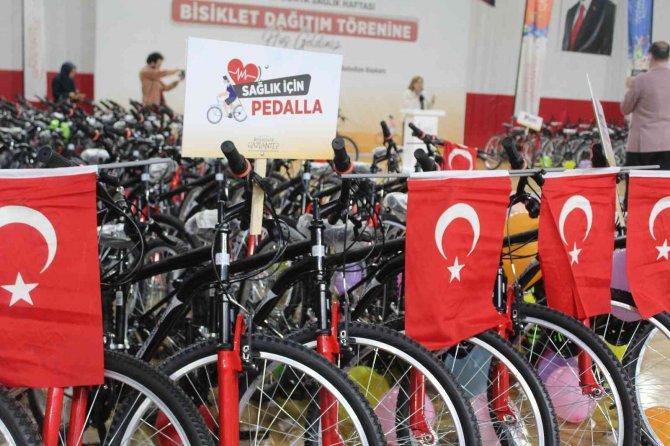 “Sağlık İçin Pedalla” sloganıyla gençlere 500 bisiklet dağıtıldı