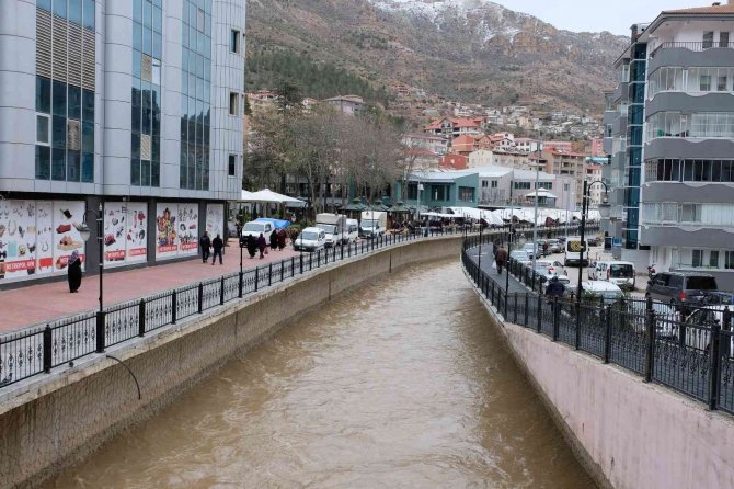 Türkiye’nin en hızlı akan çayında artan su seviyesi korkutuyor