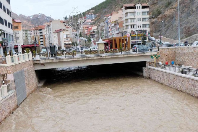 Türkiye’nin en hızlı akan çayında artan su seviyesi korkutuyor