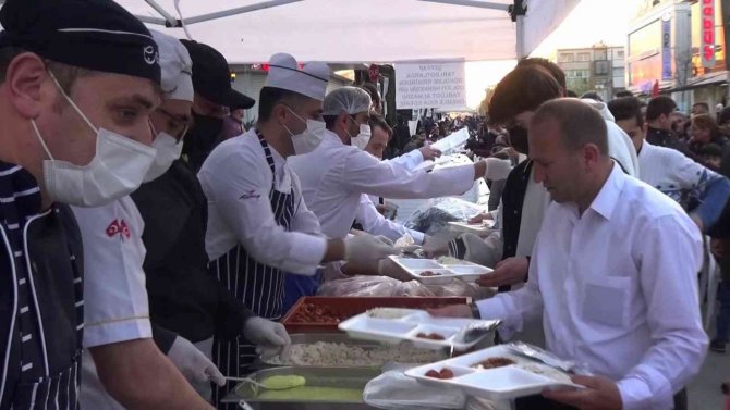 12 bin kişi aynı sofrada iftar yaptı