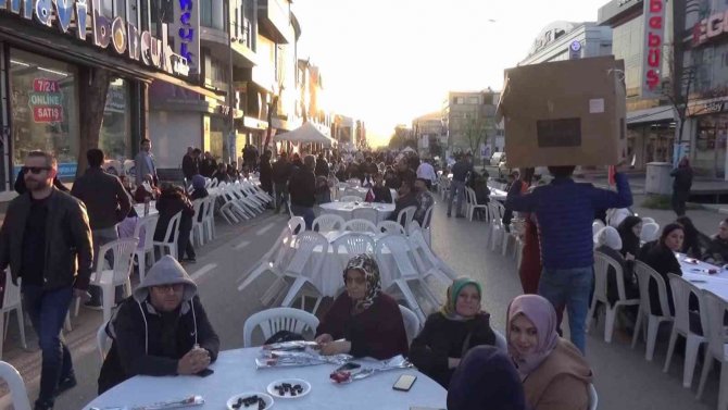 12 bin kişi aynı sofrada iftar yaptı