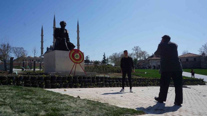 Mimar Sinan Heykeli ustalık eserinin önündeki yerini aldı