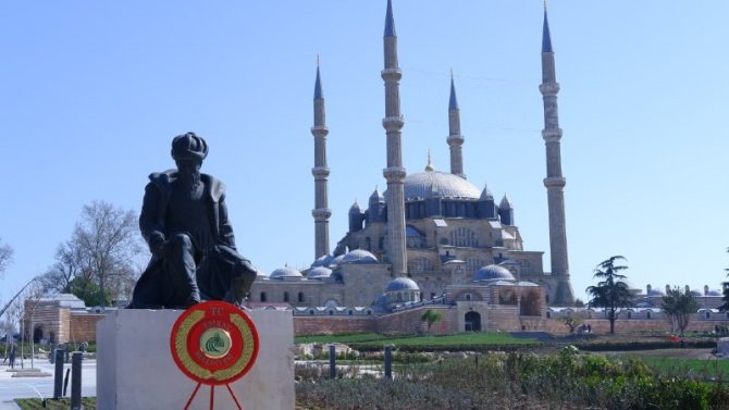 Mimar Sinan Heykeli ustalık eserinin önündeki yerini aldı