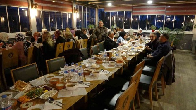 Muş’ta evlat nöbeti tutan anneler iftarda buluşturuldu