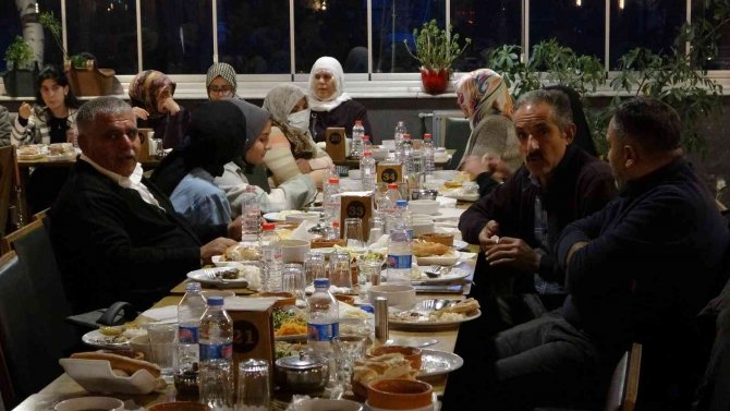 Muş’ta evlat nöbeti tutan anneler iftarda buluşturuldu