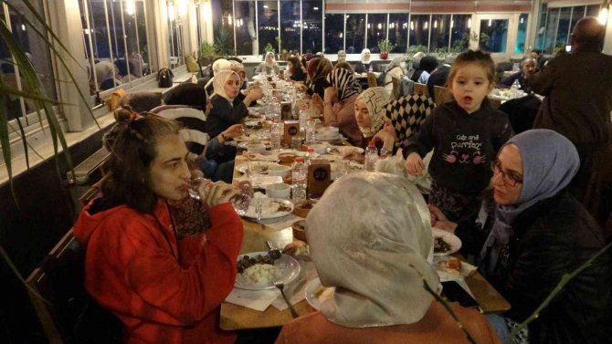 Muş’ta evlat nöbeti tutan anneler iftarda buluşturuldu