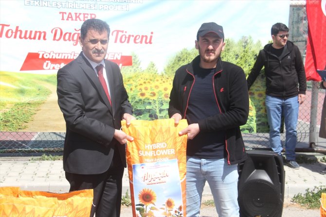 Beyşehir'de üreticilere hibe destekli yağlık ayçiçeği tohumu dağıtıldı