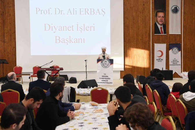 Diyanet İşleri Başkanı Erbaş, gençlerle iftarda buluştu