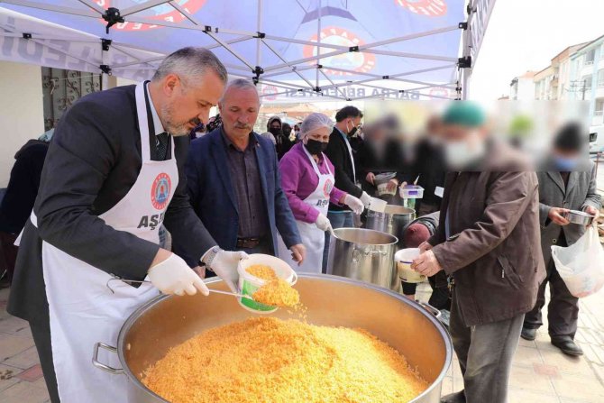 "İhtiyaç sahibi bin kişiye aş dağıtıyoruz"