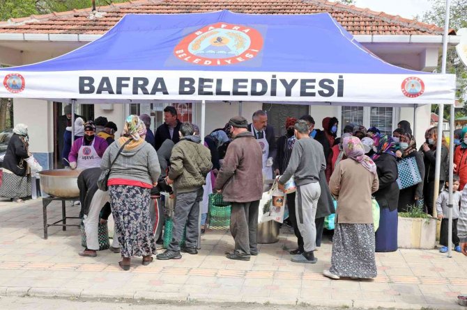 "İhtiyaç sahibi bin kişiye aş dağıtıyoruz"