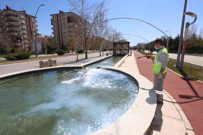 Larva ilaçlama çalışmalarını sürdürüyor