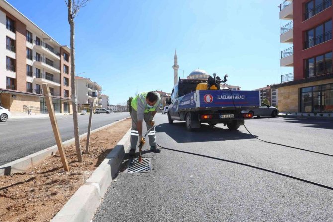 Larva ilaçlama çalışmalarını sürdürüyor