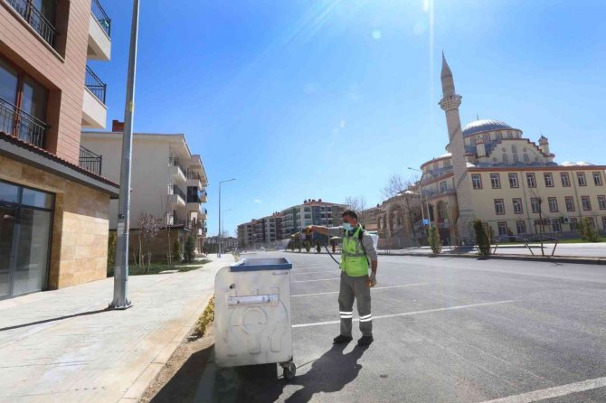 Larva ilaçlama çalışmalarını sürdürüyor