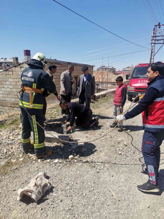 Rögar kuyusuna düşen koyun kurtarıldı