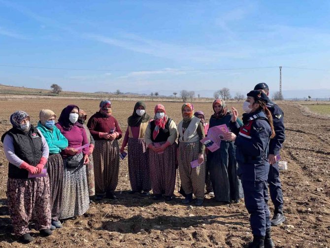 Tarlada ve fabrikada çalışan kadınlara KADES’i tanıttılar