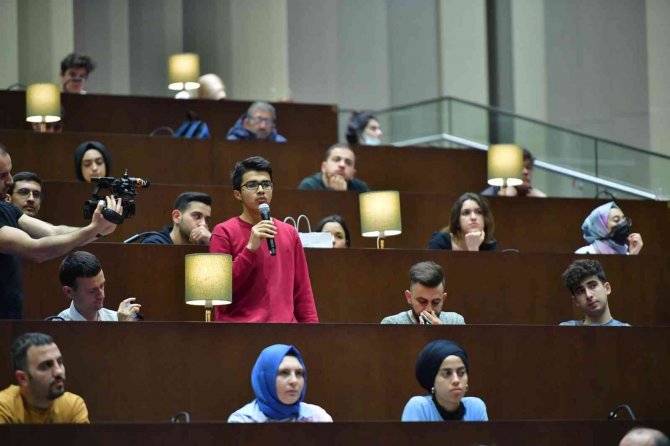 Kalın Fatih Merkez Kütüphanesi’nde gençlerle bir araya geldi