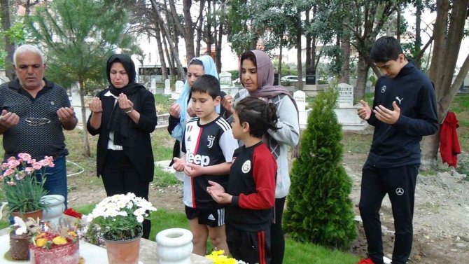 Mezar taşı üzerinde en acı doğum günü