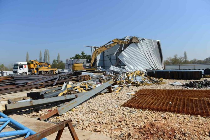 Kaçak fabrika üçüncü kez yıkıldı