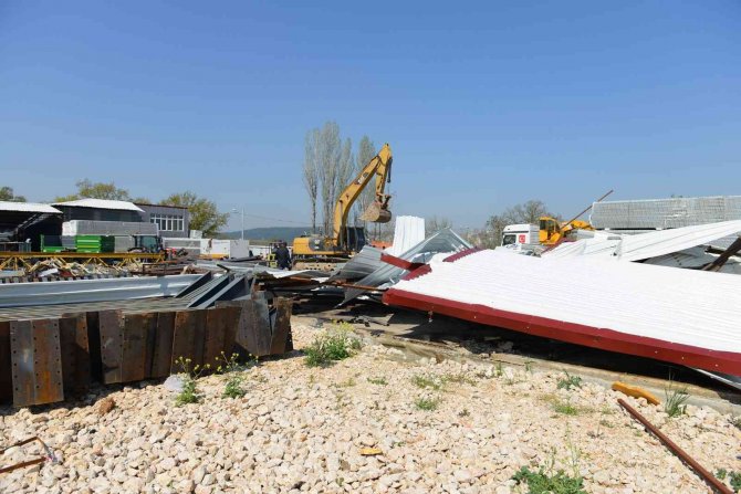 Kaçak fabrika üçüncü kez yıkıldı