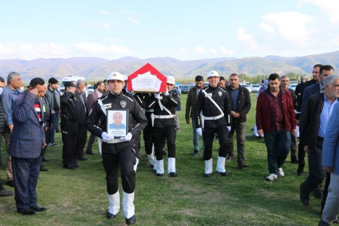 Kalp krizi sonucu hayatını kaybeden polis memuru toprağa verildi