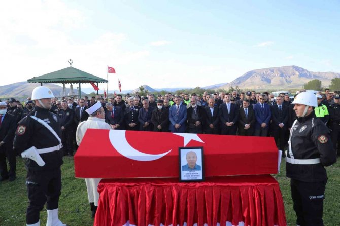 Kalp krizi sonucu hayatını kaybeden polis memuru toprağa verildi