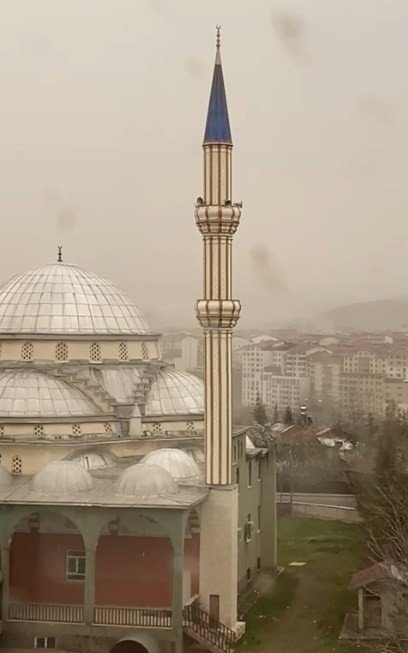 Şiddetli rüzgar cami minaresini salladı