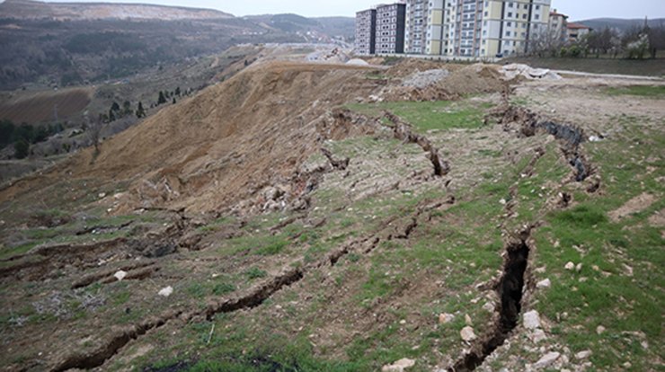 Toprak kayması endişe yarattı