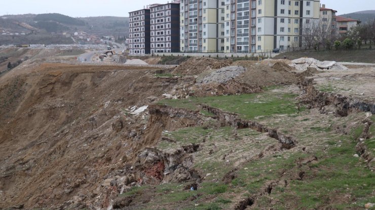 Toprak kayması endişe yarattı