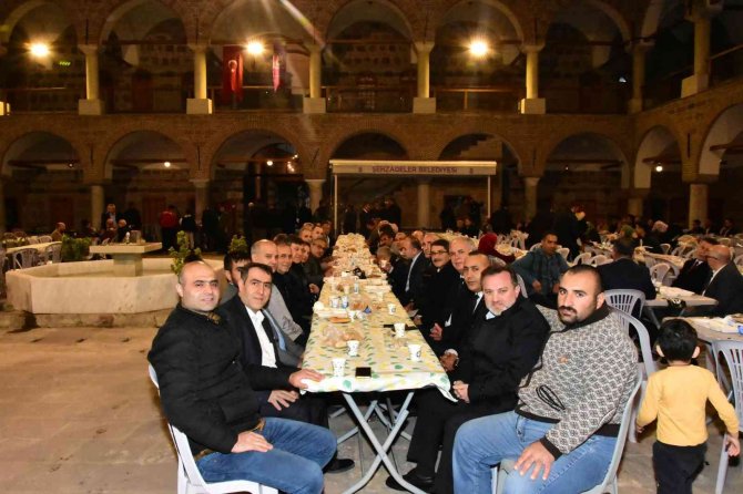 Başkan Çelik iftar sofrasında pazarcıların sorunlarını dinledi