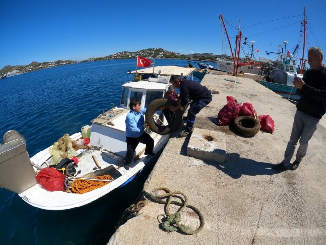 Denizden 460 kilo atık çıkarıldı