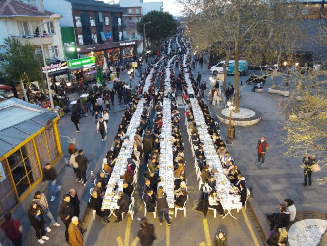 Dev cadde trafiğe kapandı, 5 bin kişi iftar yaptı