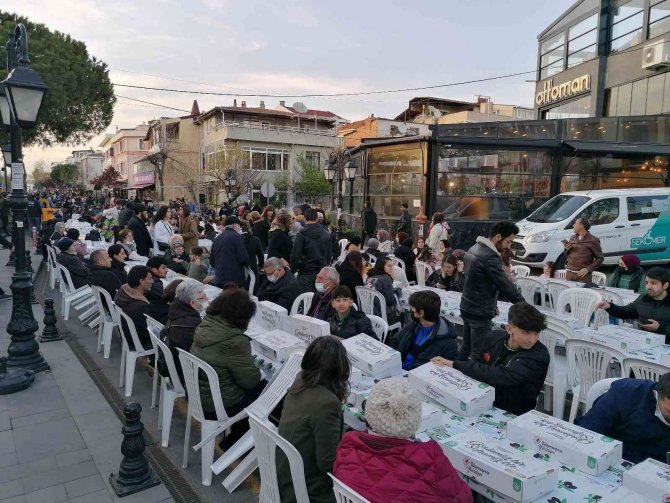 Dev cadde trafiğe kapandı, 5 bin kişi iftar yaptı