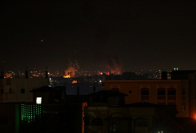 İsrail savaş uçakları Gazze Şeridi'nde bir bölgeyi vurdu
