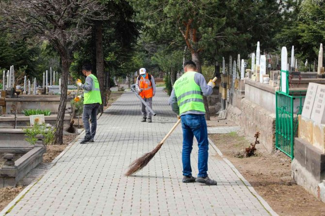 Mezarlıklar bayrama hazırlanıyor