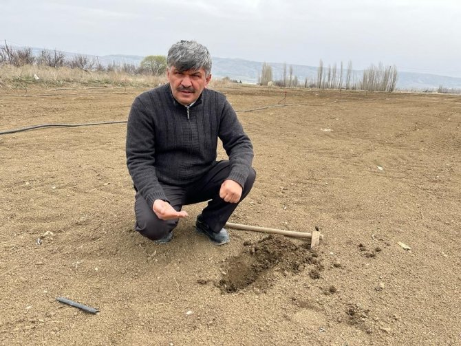 Rüzgarla birlikte kuruyan toprak çiftçiyi şaşkına çevirdi