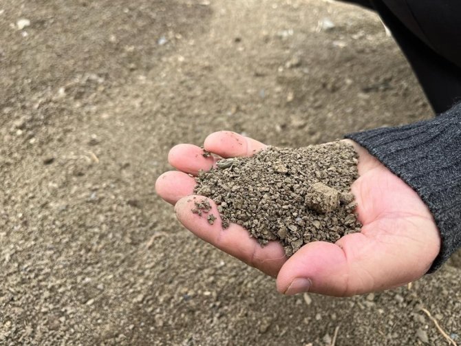 Rüzgarla birlikte kuruyan toprak çiftçiyi şaşkına çevirdi