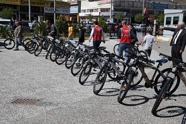 Yetim çocukların bisiklet sevinci