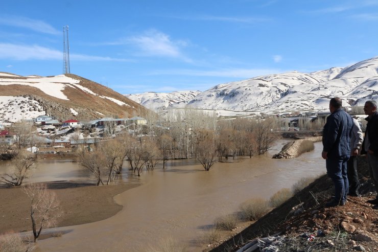 Çay taştı; tarım arazileri ile ev ve ahırları su bastı