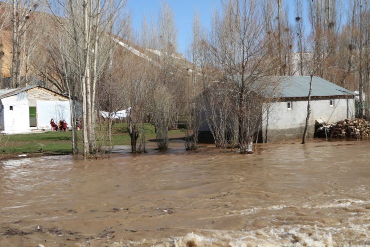 Çay taştı; tarım arazileri ile ev ve ahırları su bastı