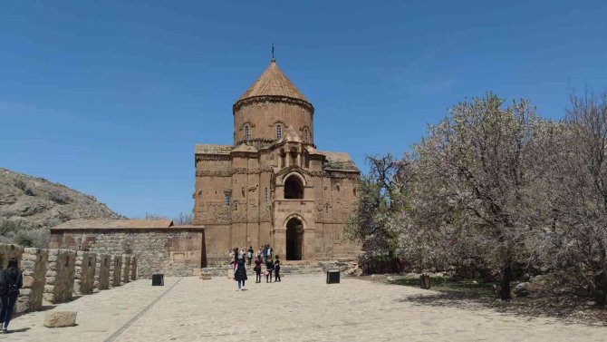 Akdamar Adası’nda ilkbahar güzelliği