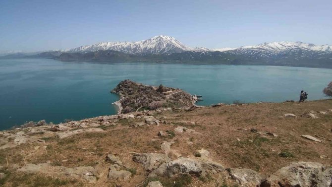 Akdamar Adası’nda ilkbahar güzelliği