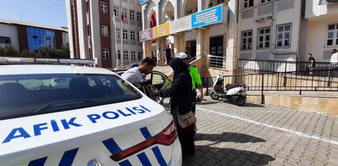 Engelli gencin yardımına trafik polisleri yetişti