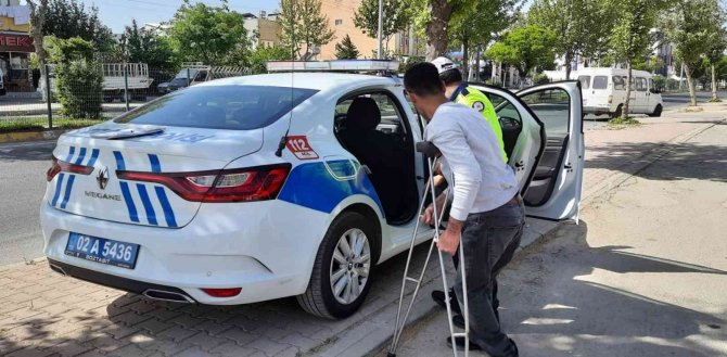 Engelli gencin yardımına trafik polisleri yetişti