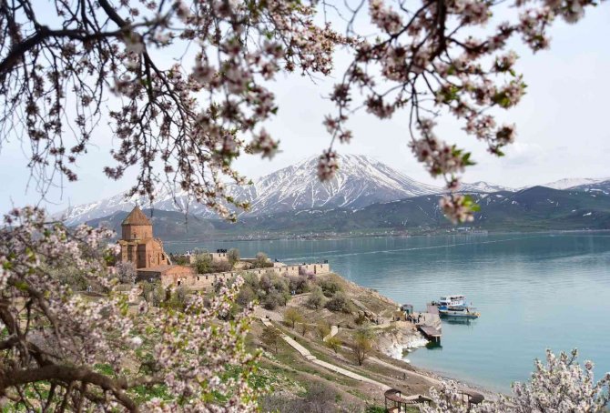 Akdamar Adası’nda görsel şölen