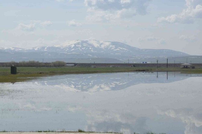 Bulutların suya yansıması görenleri büyüledi