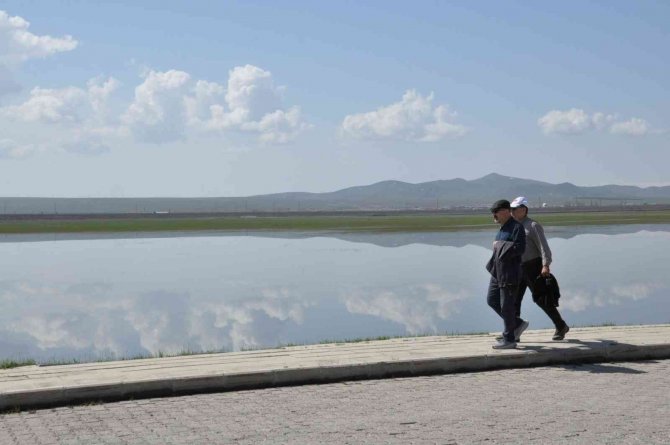 Bulutların suya yansıması görenleri büyüledi